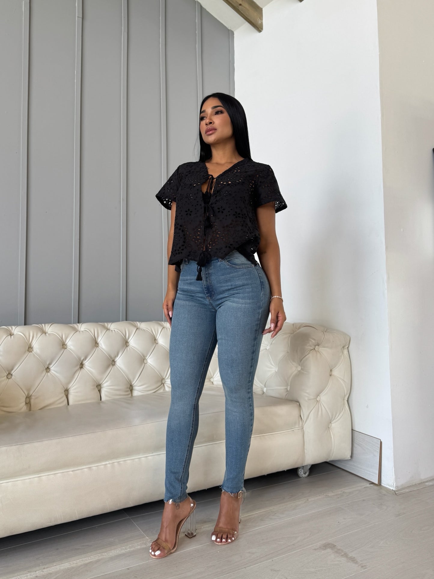 Jean skinny tono medio con dirty.