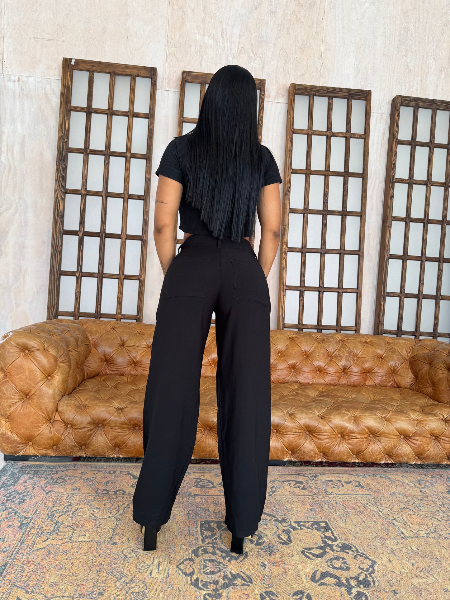 Pantalón negro liviano.