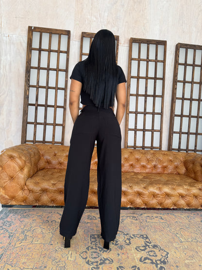 Pantalón negro liviano.