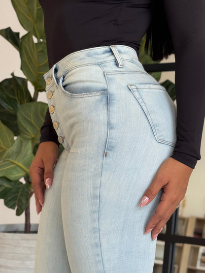 Jean skinny claro cinco botones.