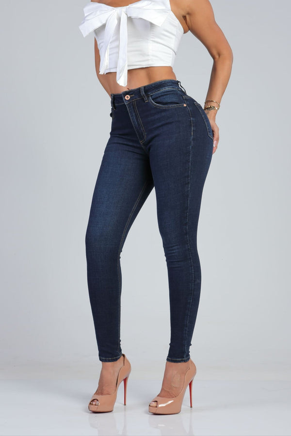 Jean skinny oscuro básico.