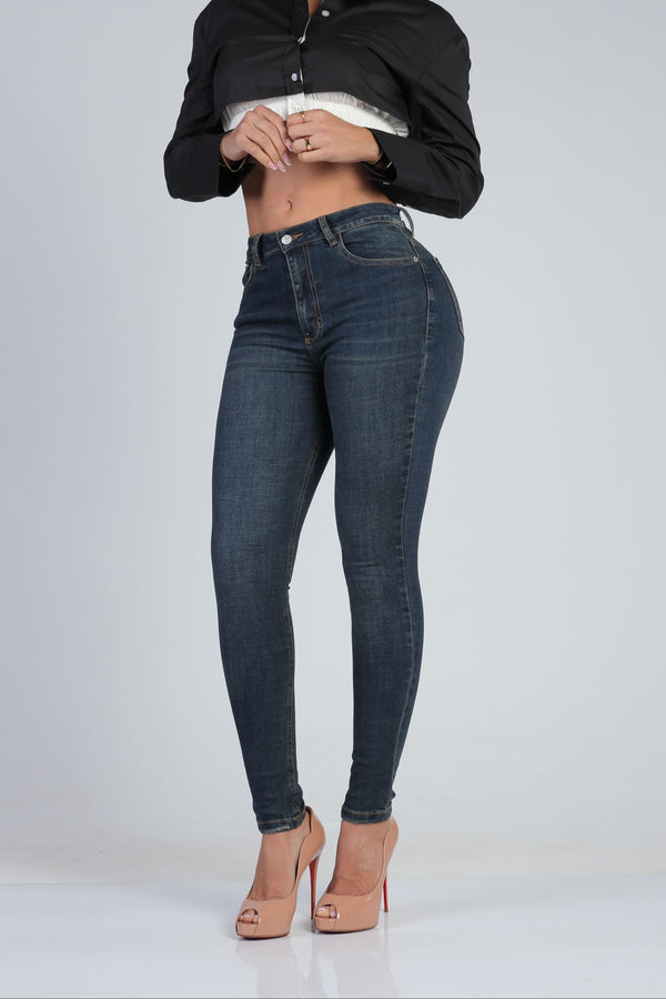 Jean skinny básico oscuro.
