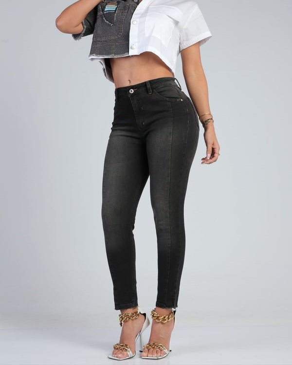 Jean skinny gris oscuro con desgaste.