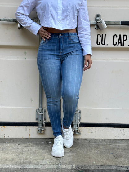 Jean skinny basico con rayas tono medio