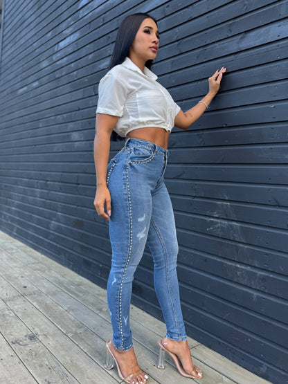 Jean skinny con taches laterales.