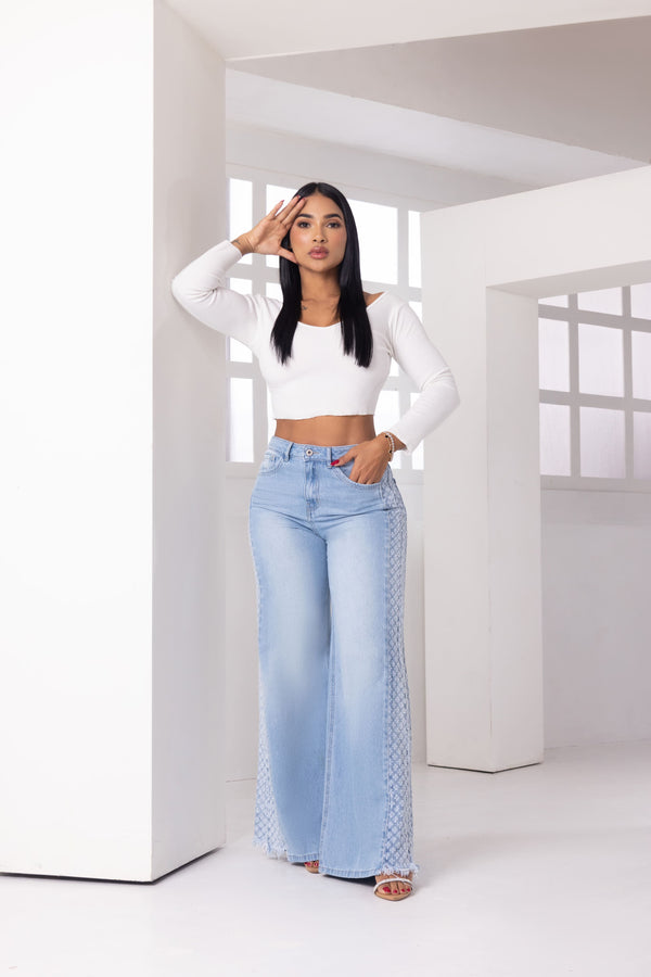 Jean wide leg con cortes laterales.