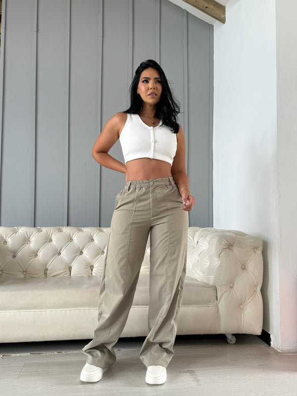 Pantalón liviano verde.