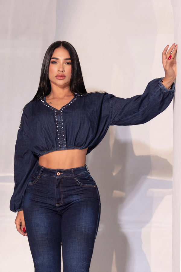 Blusa corta azul con taches.