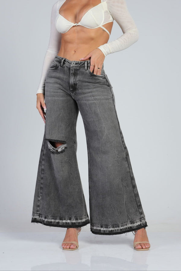 Jean wide leg gris con roto en rodilla.