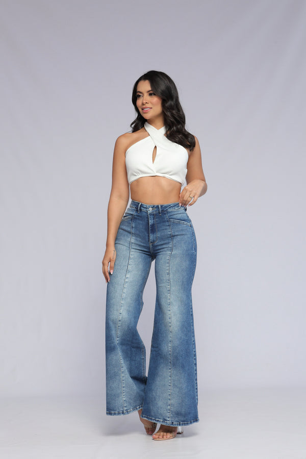 Jean flare con cortes delanteros.