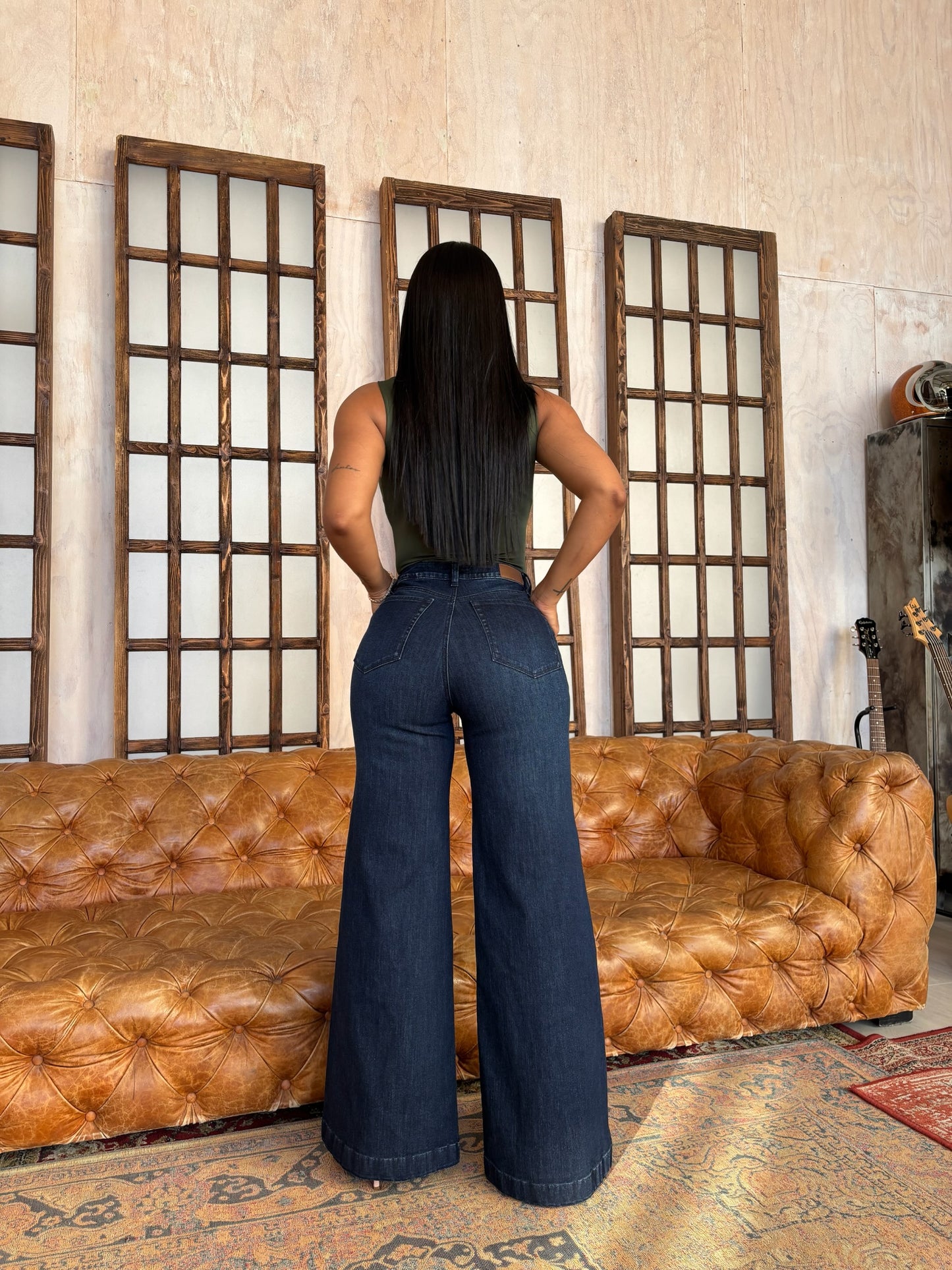 Jean wide leg oscuro con corte.