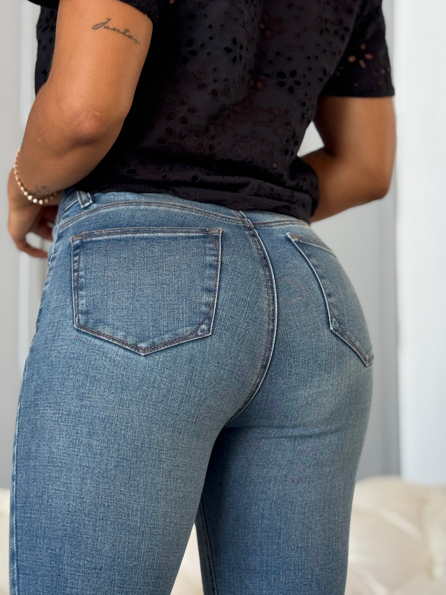 Jean skinny tono medio con dirty.