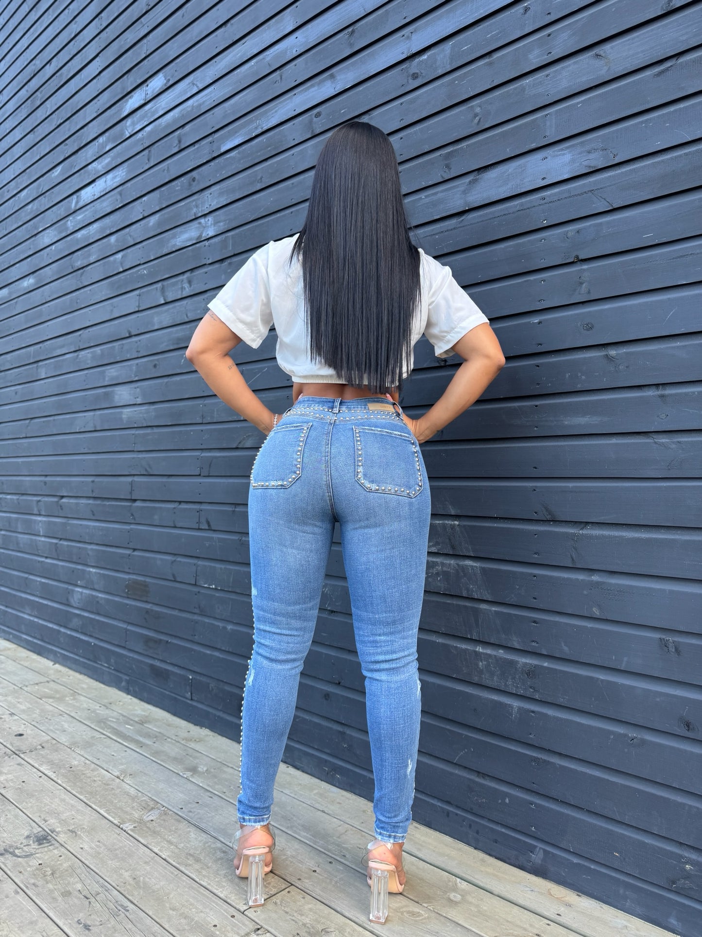 Jean skinny con taches laterales.