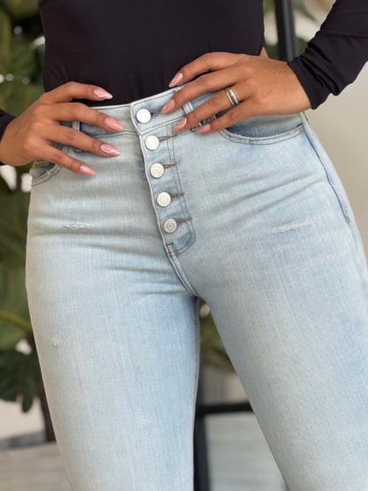 Jean skinny claro cinco botones.