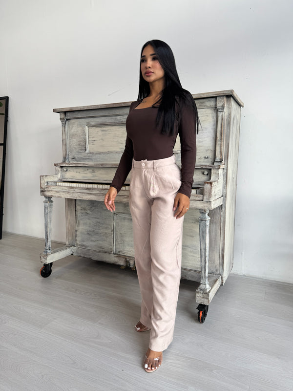 Pantalón beige liviano.