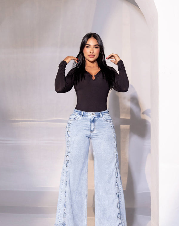 Jean wide leg con ojaletes y cordones.