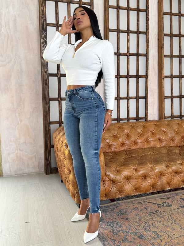 Jean skinny bota desflecada.