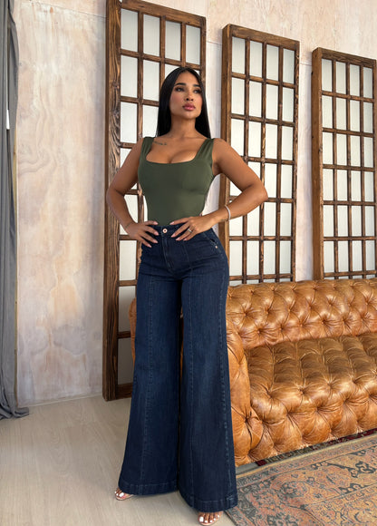 Jean wide leg oscuro con corte.