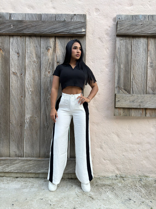 Pantalón blanco bota recta liviano con línea negra