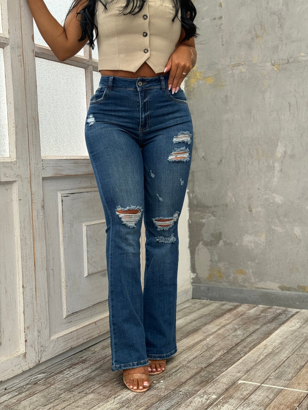 Jean campana oscuro con rotos.