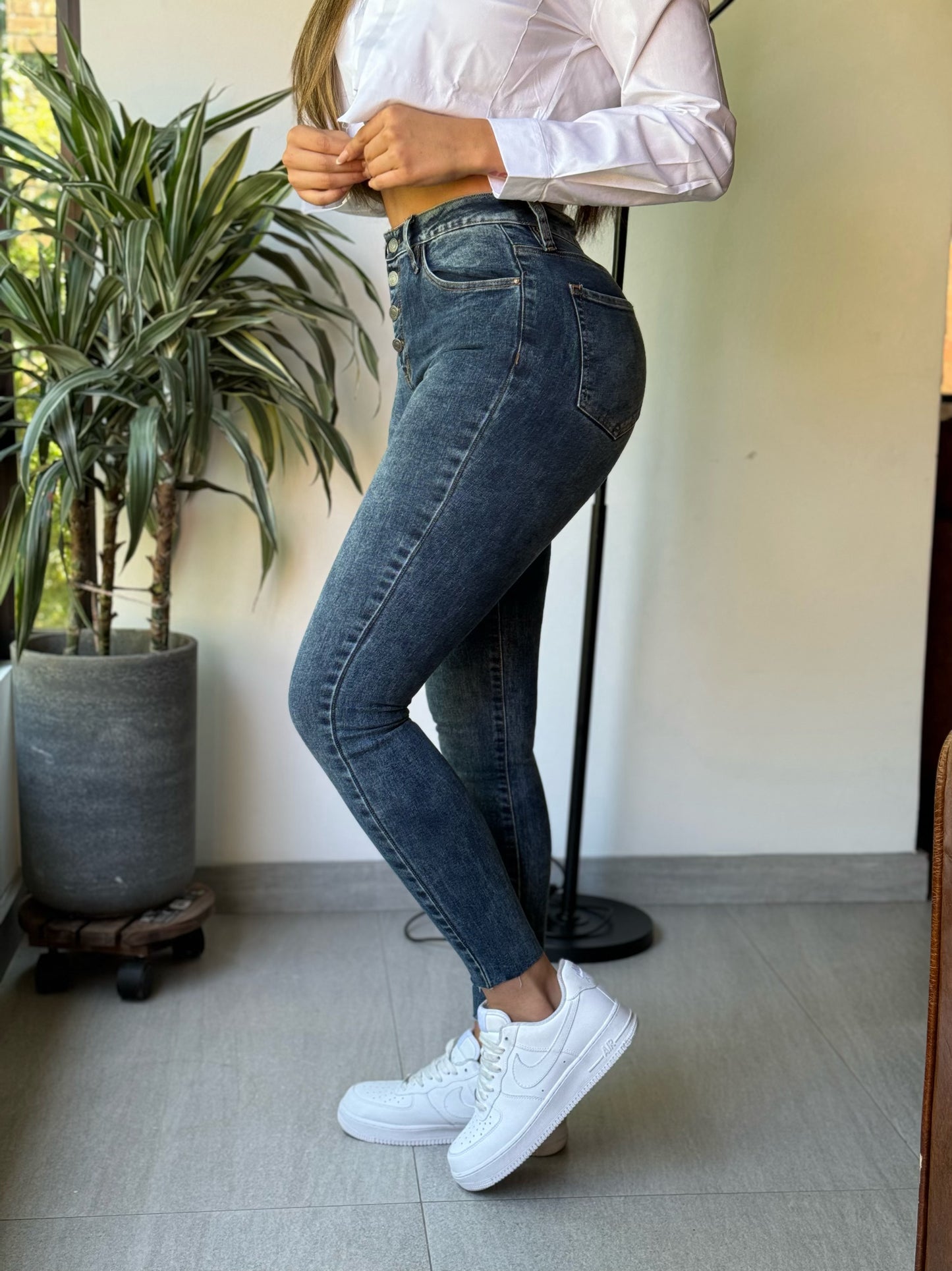 Skinny 4 botones azul tono medio
