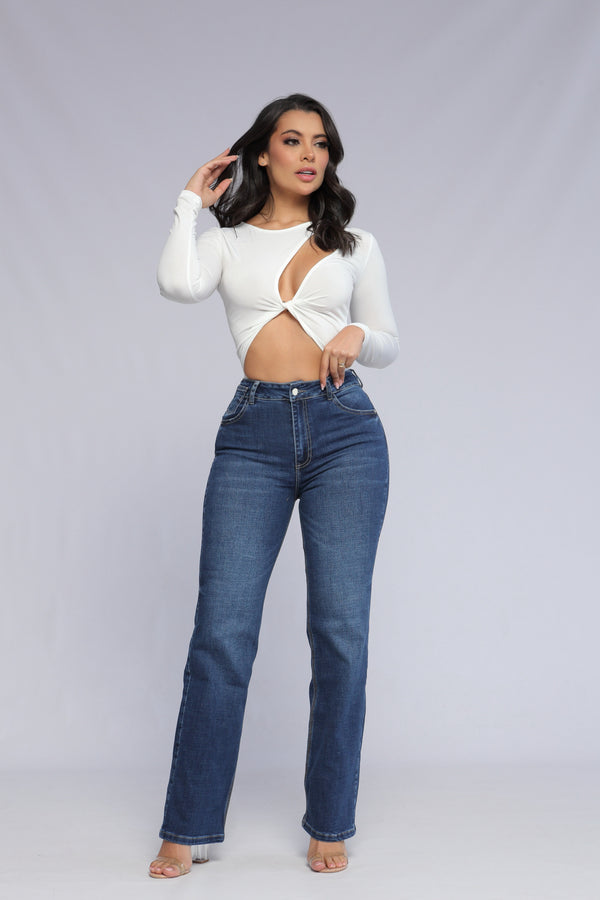 Jean bota recta tono oscuro básico.