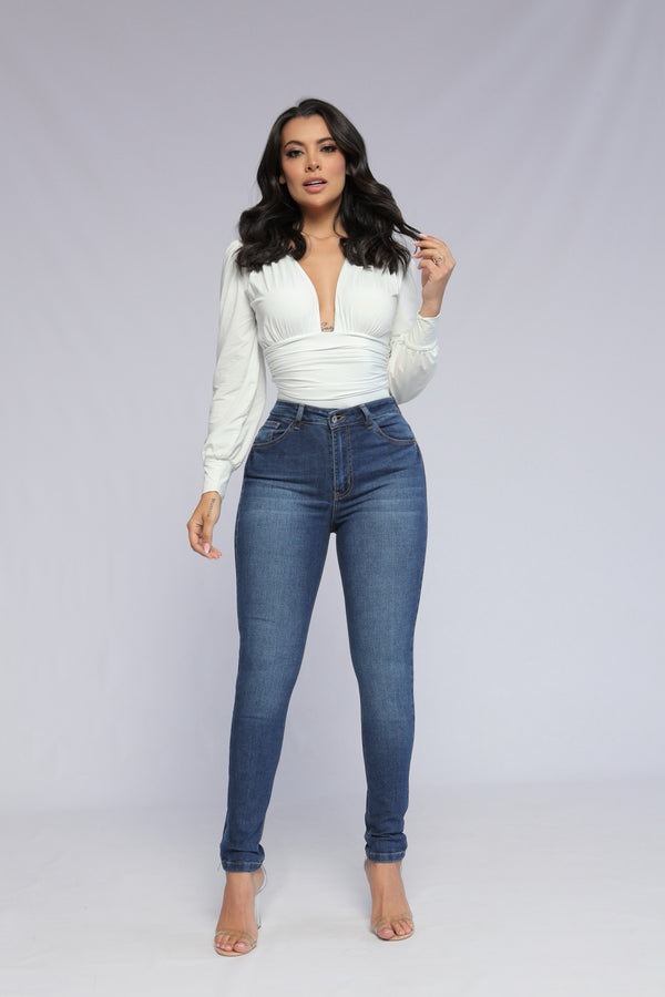 Jean skinny tono oscuro básico.