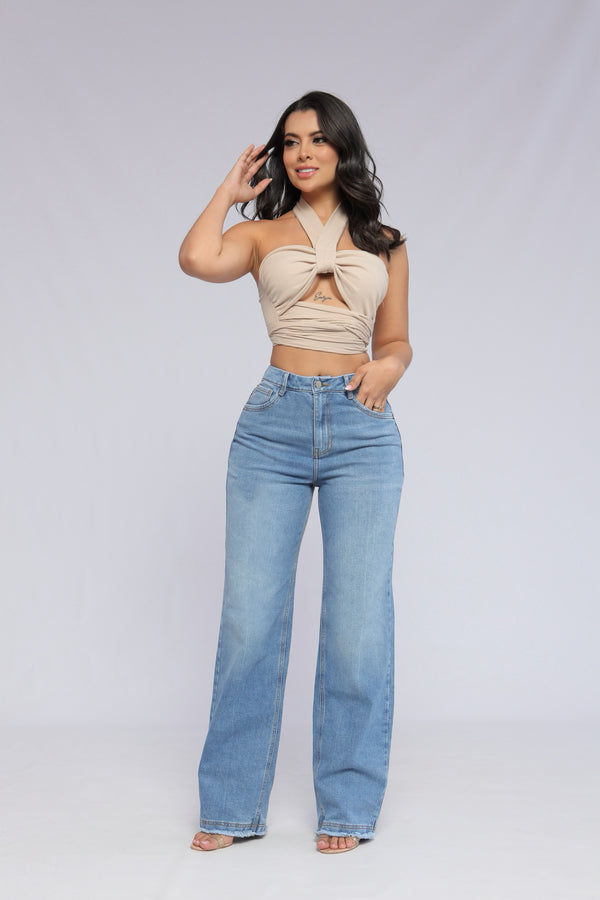 Jean bota recta con ruedo desflecado.