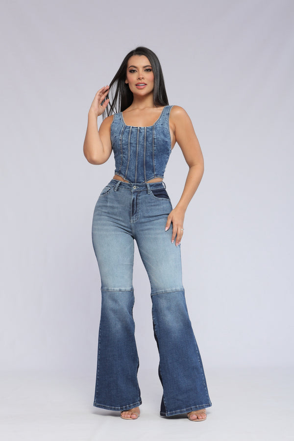 Jean flare con cortes y reservas dos tonos.